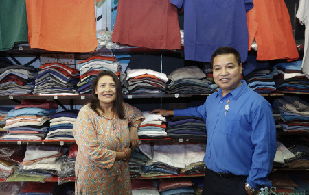 नेपाल कटन हाउसका सञ्चालक रञ्जना मालाकार र मिलनवीर मालाकार। तस्बिरः नवीनबाबु गुरूङ/सेतोपाटी